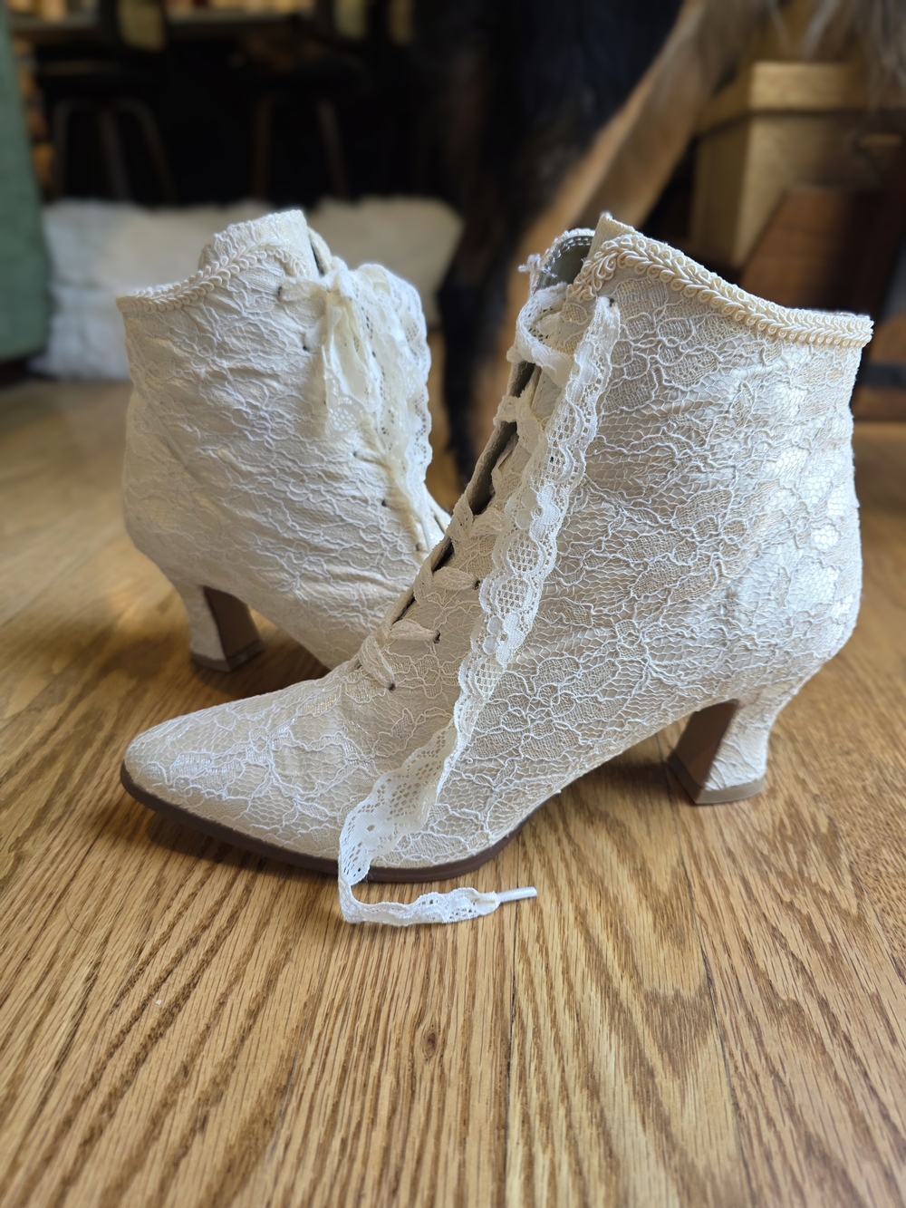 Fabulicious Brand Victorian Style Lace-Up Ivory Women's Ankle Boots Size 8